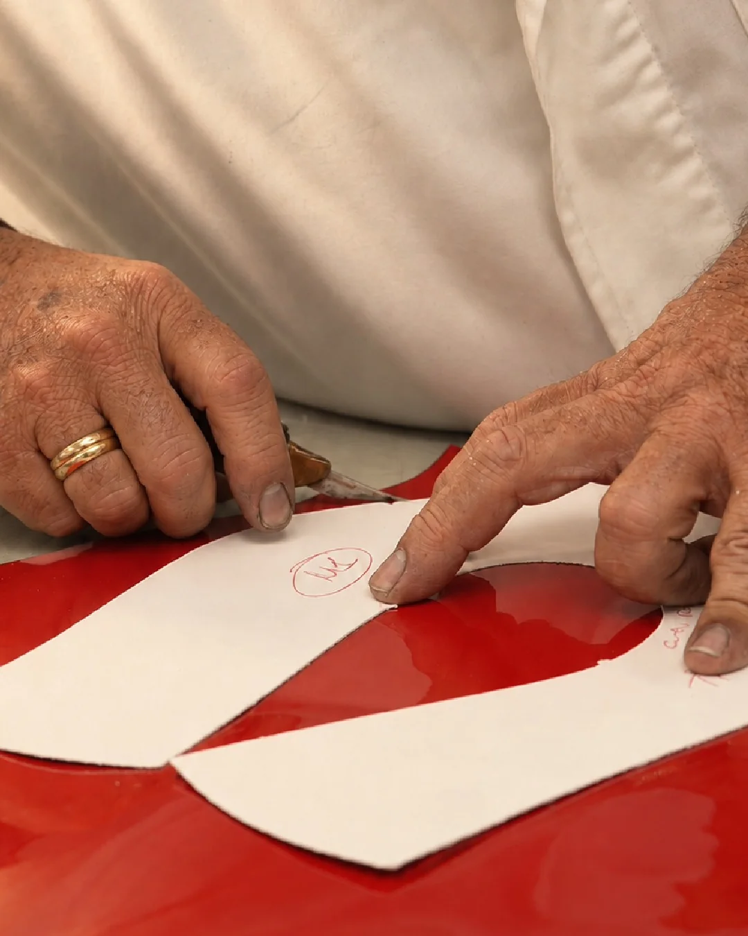 Taglio manuale della pelle con sagoma